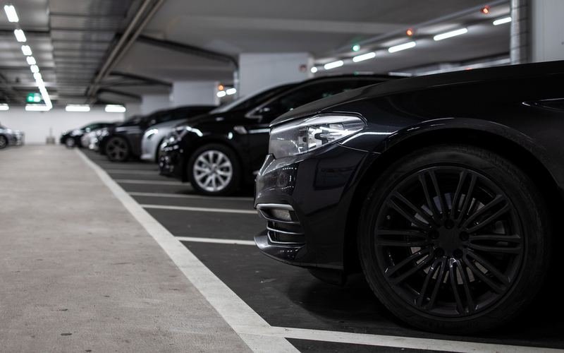 Подземный паркинг, припаркованные автомобили